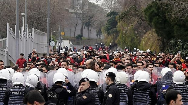 Derbi öncesi gerginlik! Beşiktaş ve Galatasaray taraftarları...