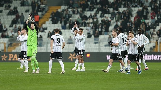 Erman Toroğlu'dan sert eleştiri! Sahada ne yaptığını bilmiyor