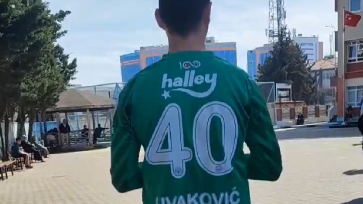 Fenerbahçeli taraftar Livakovic formasıyla oy kullanmaya gitti!