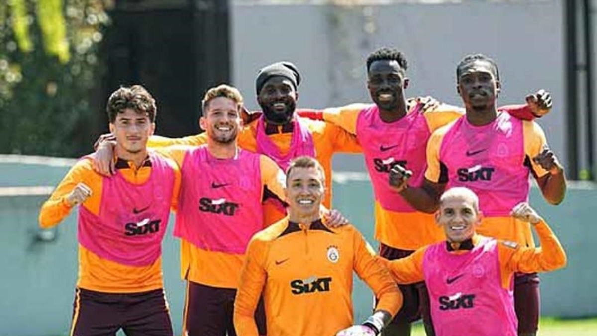 Galatasaraylı futbolcular ve teknik direktör Okan Buruk'tan bayram mesajı!