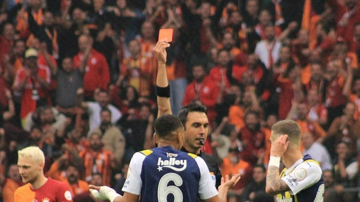 Djiku'ya gösterilen kırmızı kart doğru mu? Erman Toroğlu yorumladı