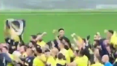 >F.Bahçeli futbolcular sahanın ortasında bayrak açtı!